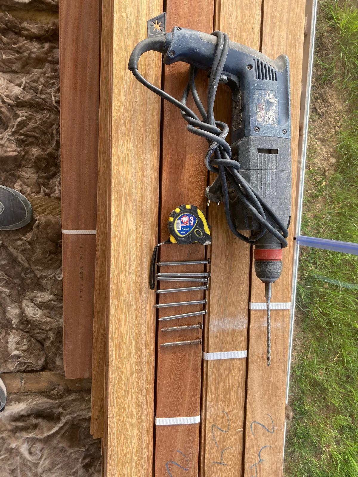 Tablas de tarima listas para instalar con pistola de clavos