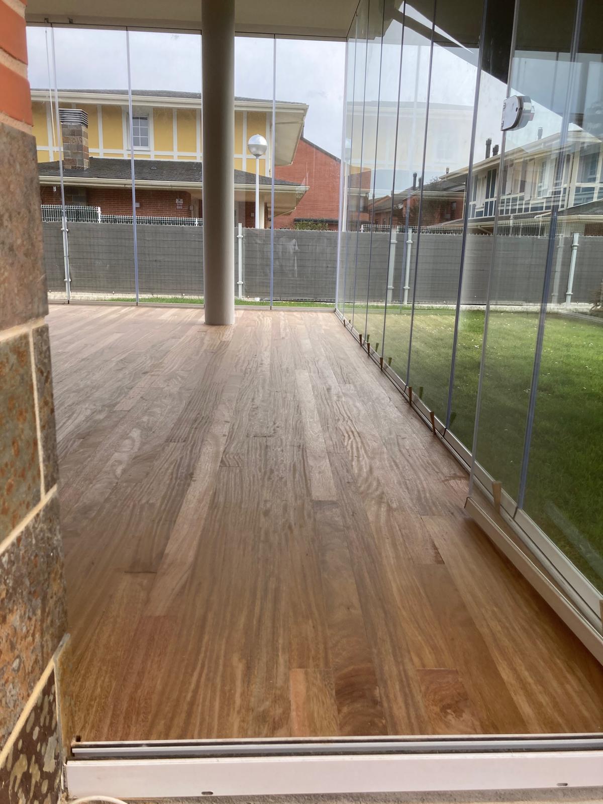 Cómo instalar correctamente el aislante bajo un suelo laminado